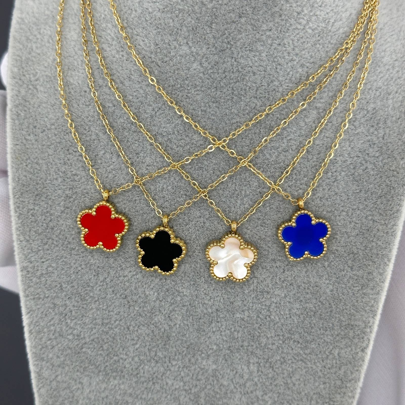 Collier Fleur MaRab, Acier Inoxydable Plaqué Or 18K, Pendentif Trèfle, Étanche Hypoallergénique, Chaîne 41cm avec Extension 5cm