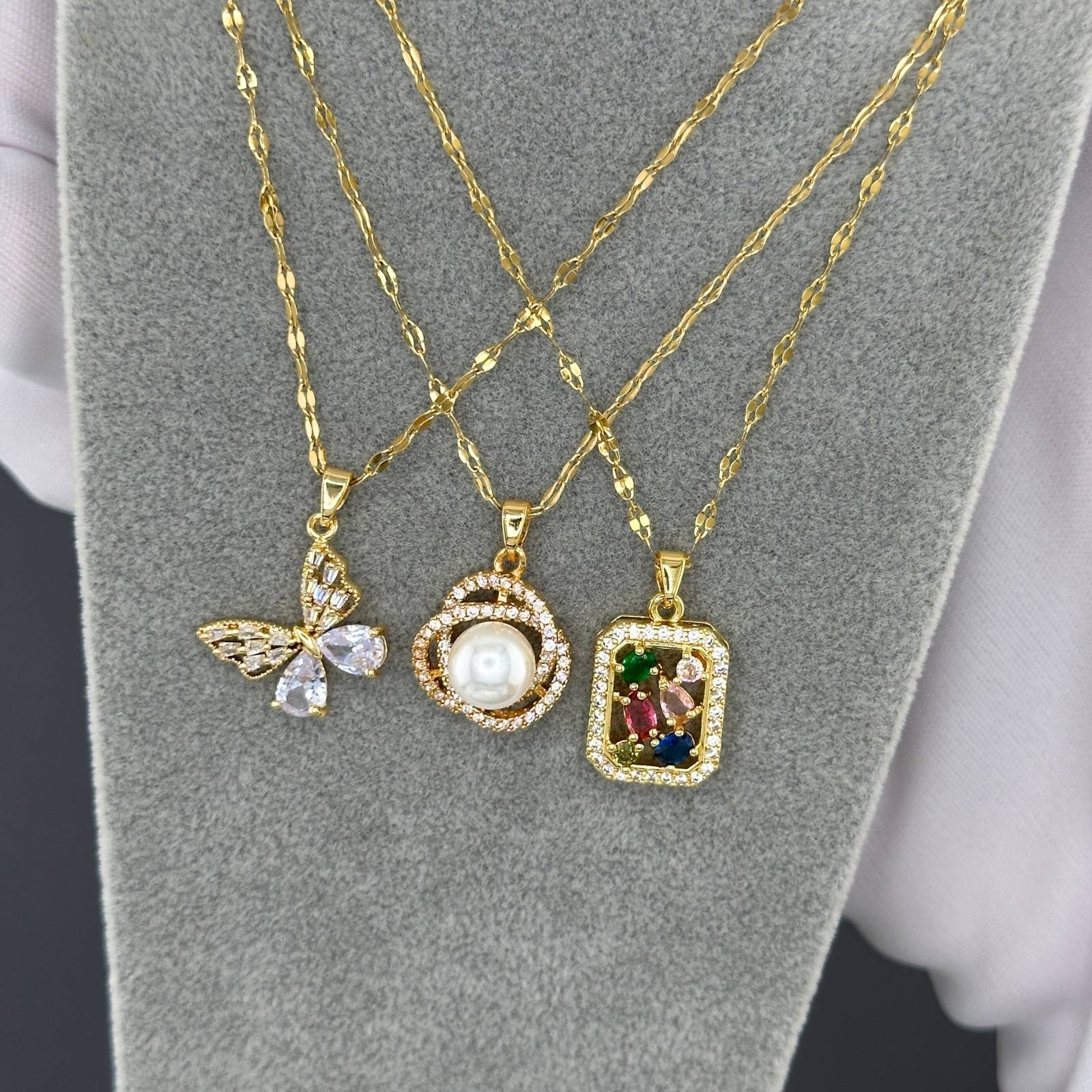 Collier en Acier Inoxydable Plaqué Or 18K avec Pendentif en Zircone Cubique Multicolore, Forme Rectangulaire, Chaîne 41cm + 6cm, Étanche à l'Eau