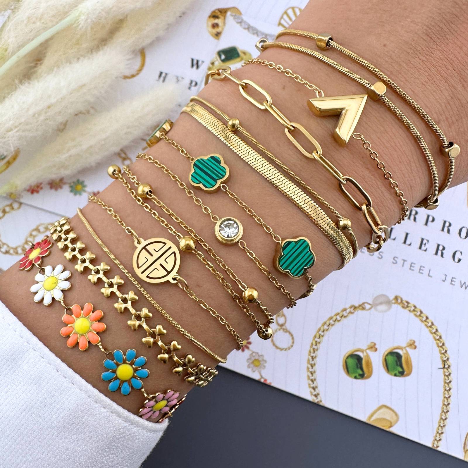 Bracelet Flower Meadow, Acier Plaqué Or 18K, Charm Trèfle Rouge, 16cm + 5cm Extensible, Bijou Hypoallergénique Résistant à l'Eau