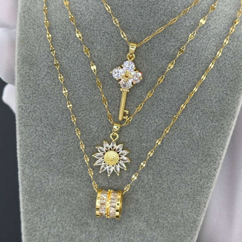 Collier Pendentif Clé, Acier Inoxydable Plaqué Or 18K Collier pendentif clé en acier inoxydable plaqué or 18K avec zircone cubique, chaîne de 40 cm avec extension de 5 cm, fermoir à pince homard