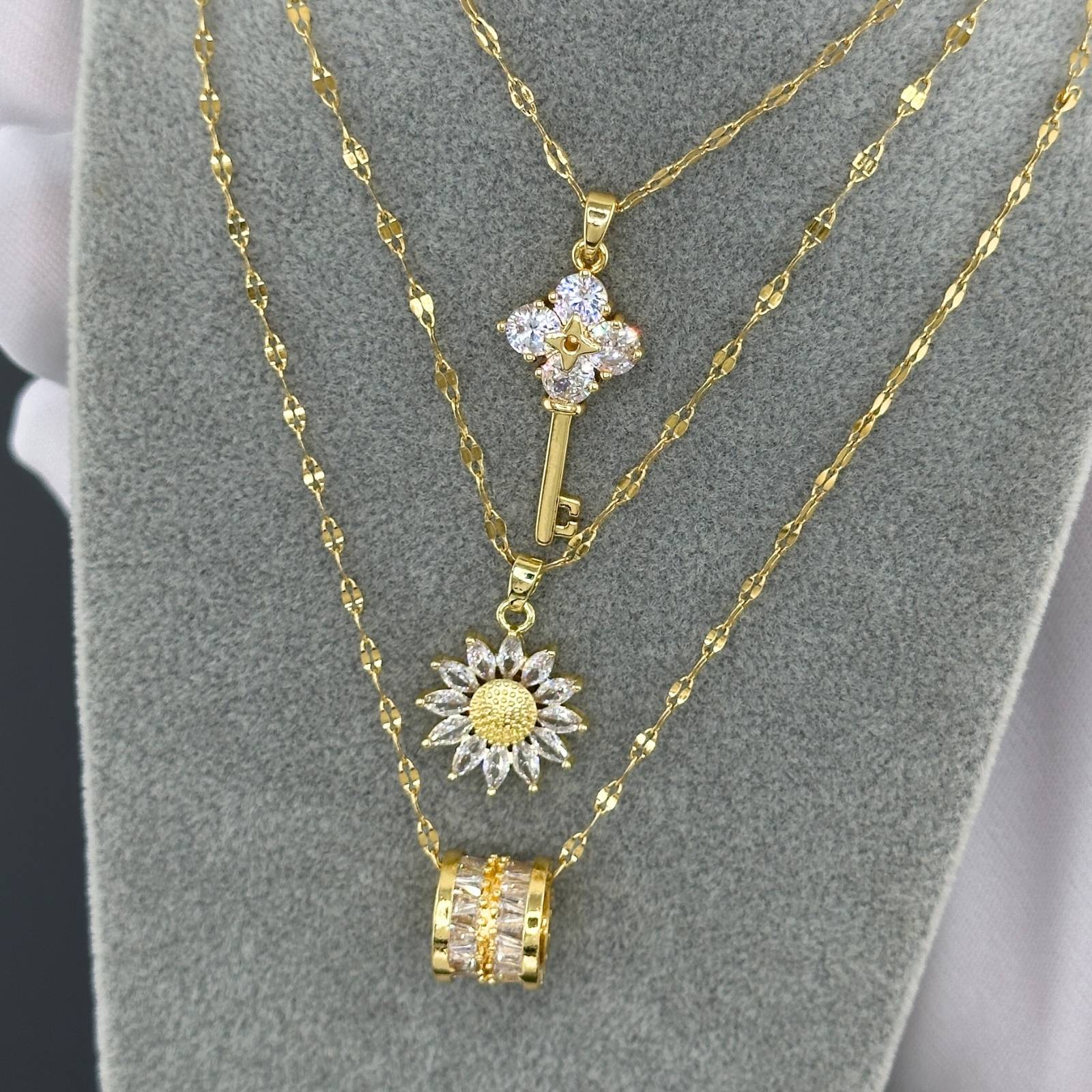 Collier Pendentif Clé, Acier Inoxydable Plaqué Or 18K Collier pendentif clé en acier inoxydable plaqué or 18K avec zircone cubique, chaîne de 40 cm avec extension de 5 cm, fermoir à pince homard