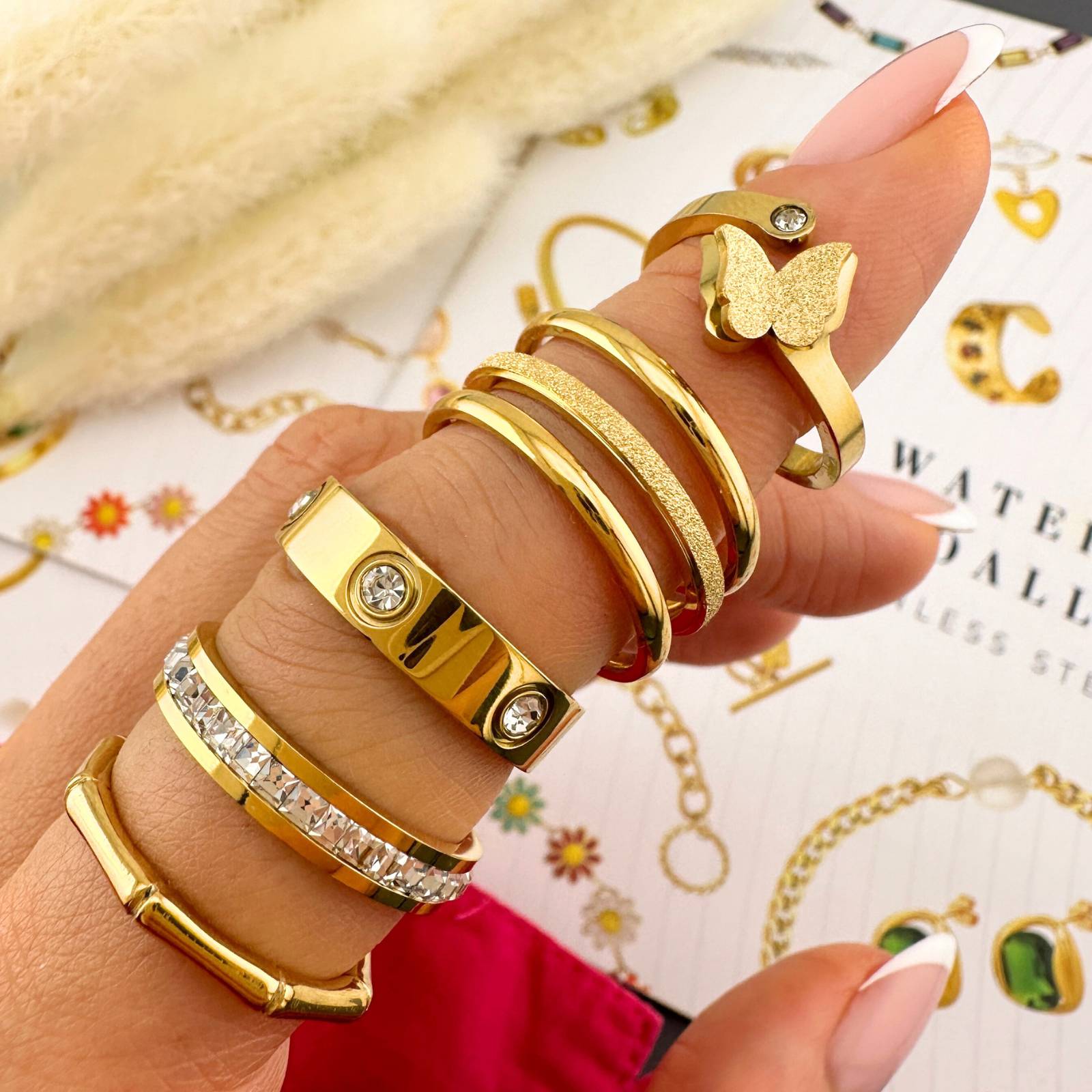 Bague en Acier Inoxydable Plaqué Or 18K avec Zircone Cubique, Pierres Taille Princesse Sertie en Chaîne, Étanche et Hypoallergénique, Taille 7