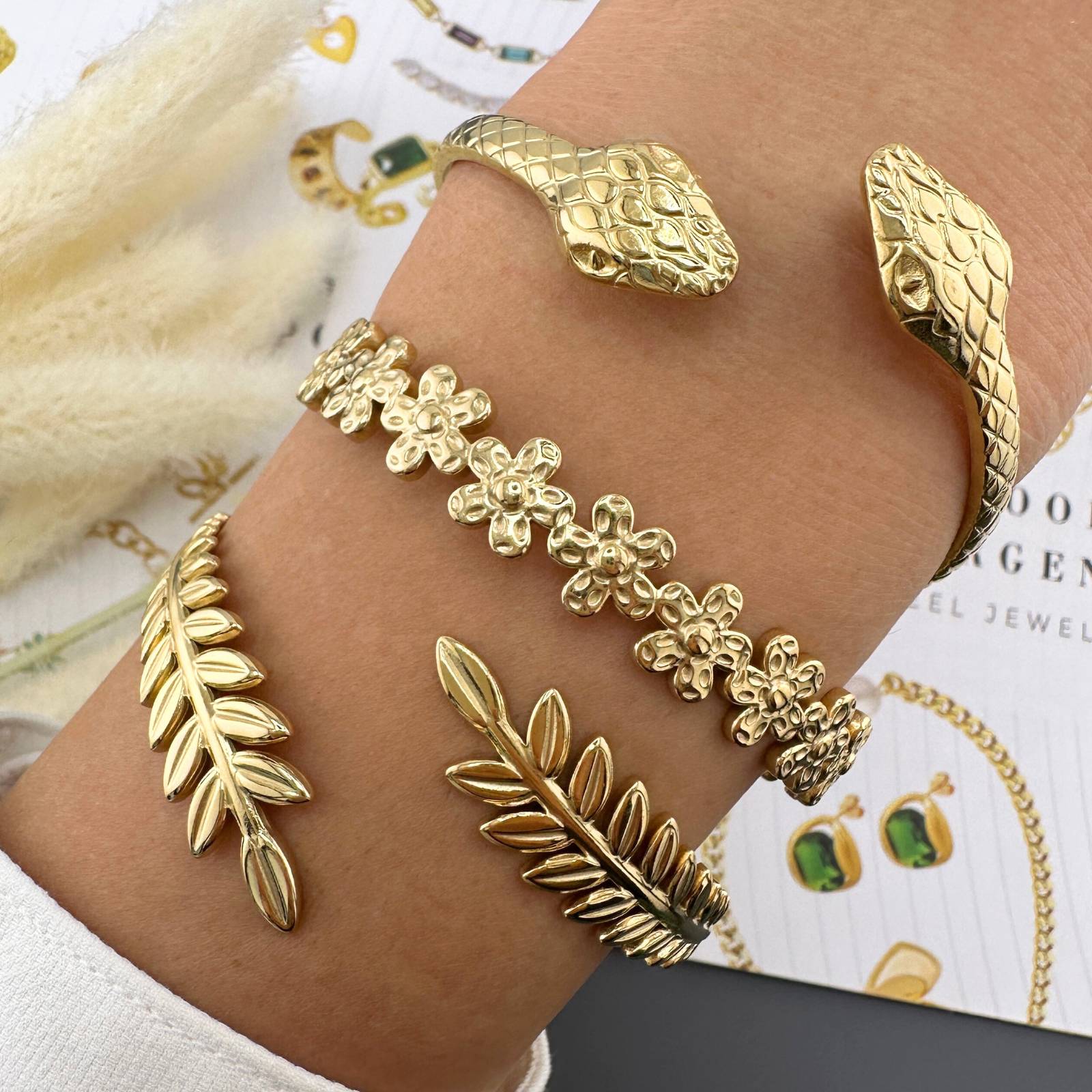 Bracelet Feuilles, Acier Inoxydable Plaqué Or 18K, Jonc Ouvert Ajustable, Design Feuille, Bijou Hypoallergénique Résistant à l'Eau, Diamètre 5,5 cm