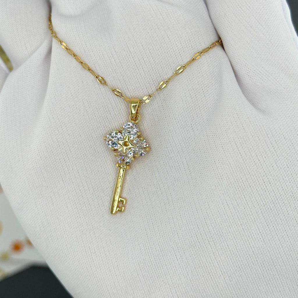 Collier Pendentif Clé, Acier Inoxydable Plaqué Or 18K Collier pendentif clé en acier inoxydable plaqué or 18K avec zircone cubique, chaîne de 40 cm avec extension de 5 cm, fermoir à pince homard
