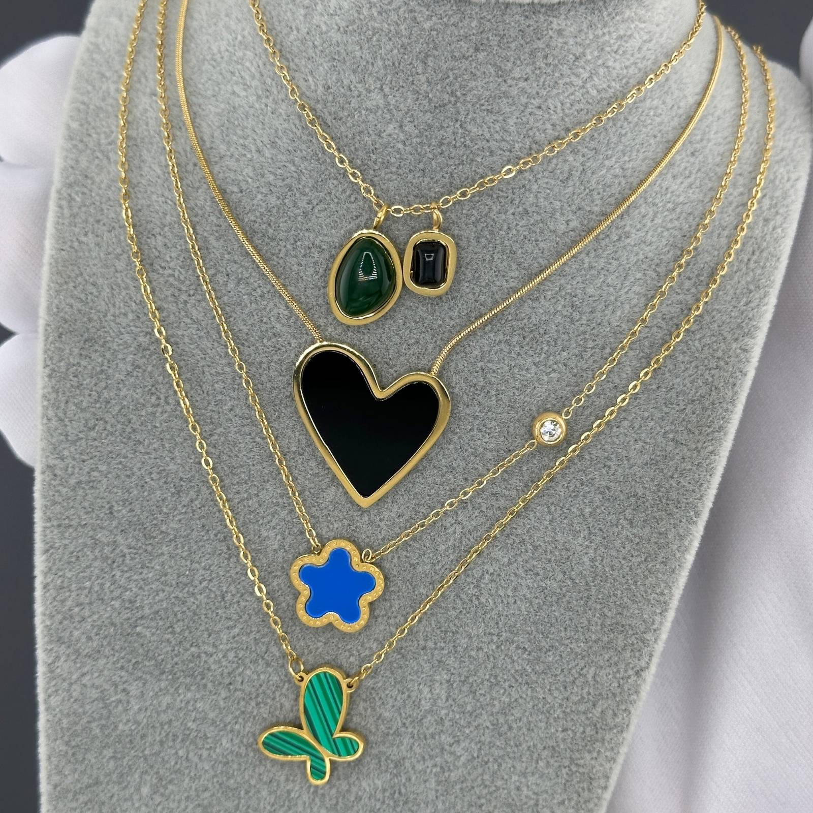 Collier Fleur, Acier Inoxydable Plaqué Or 18K, Pendentif Bleu avec Zircone Cubique, Chaîne 41cm, Bijou Étanche et Hypoallergénique