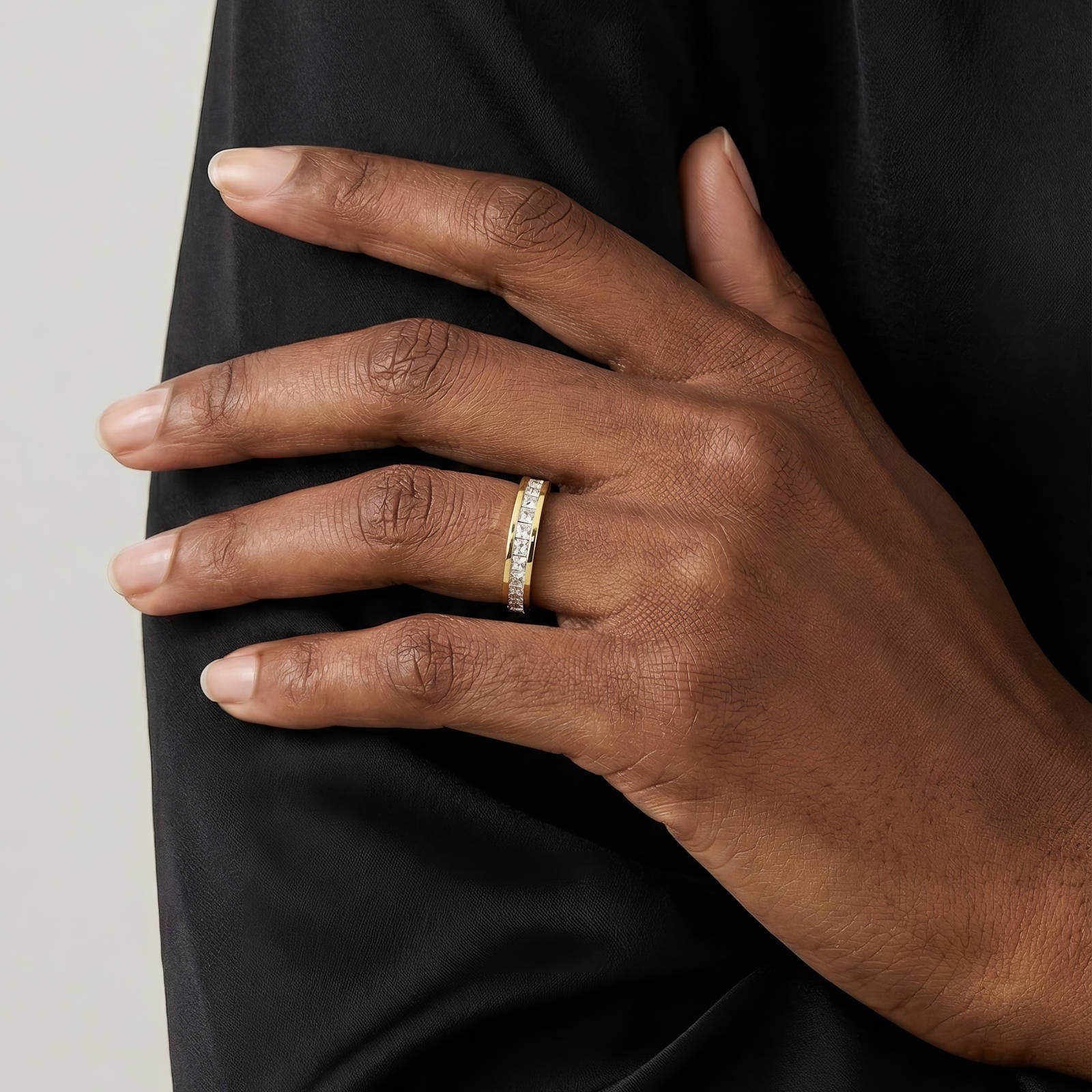 Bague en Acier Inoxydable Plaqué Or 18K avec Zircone Cubique, Pierres Taille Princesse Sertie en Chaîne, Étanche et Hypoallergénique, Taille 7