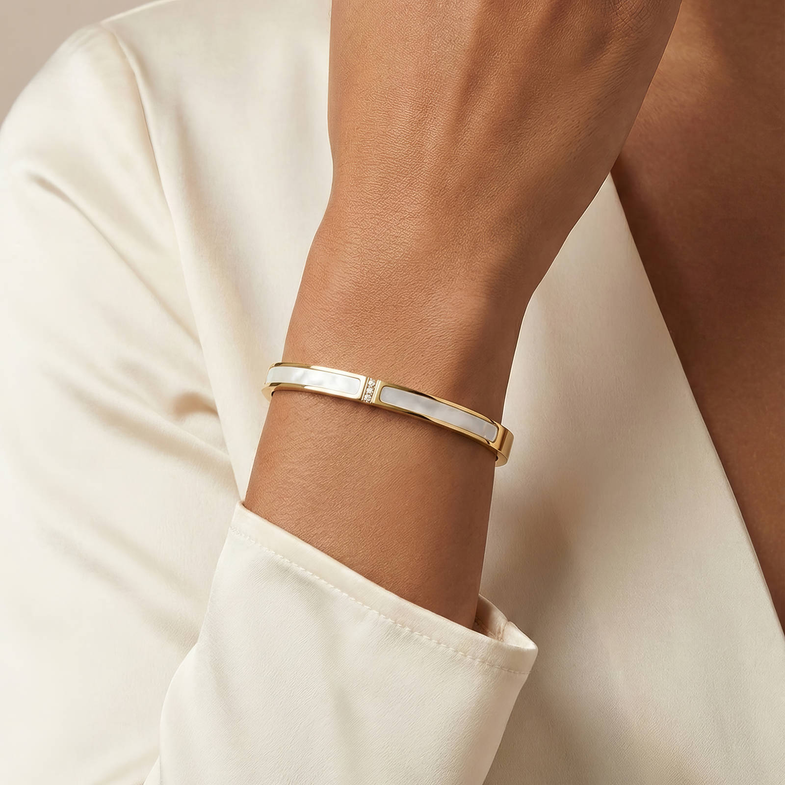 Bracelet Jonc en Acier Inoxydable Plaqué Or 18K avec Incrustation Blanche et Zircone Cubique, Diamètre 6,3 cm, Étanche et Hypoallergénique