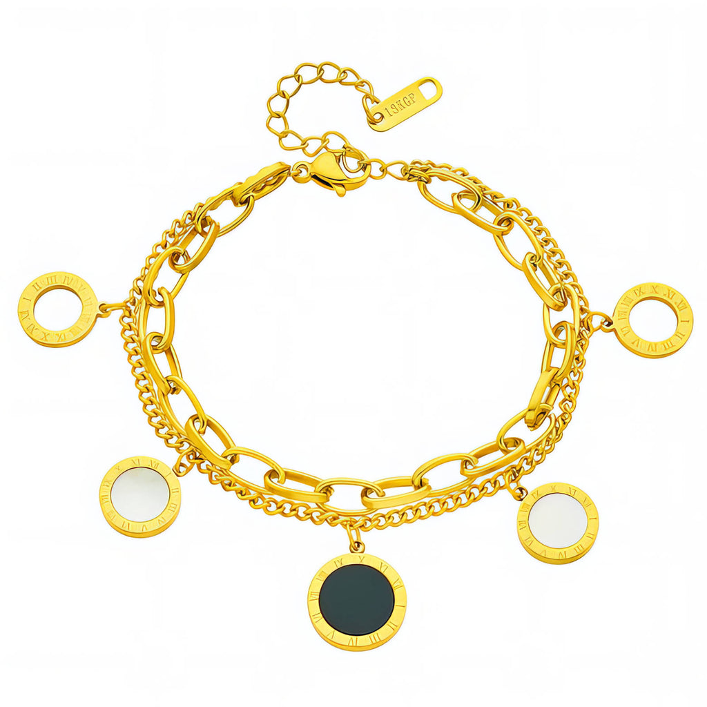 Bracelet de charme en acier inoxydable plaqué or 18K, orné de pendentifs disques aux chiffres romains. Son design à chaînes superposées offre une élégance intemporelle. Ajustable de 16cm à 21cm, il s'adapte à tous les poignets. Résistant à l'eau.