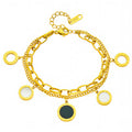 Bracelet de charme en acier inoxydable plaqué or 18K, orné de pendentifs disques aux chiffres romains. Son design à chaînes superposées offre une élégance intemporelle. Ajustable de 16cm à 21cm, il s'adapte à tous les poignets. Résistant à l'eau.