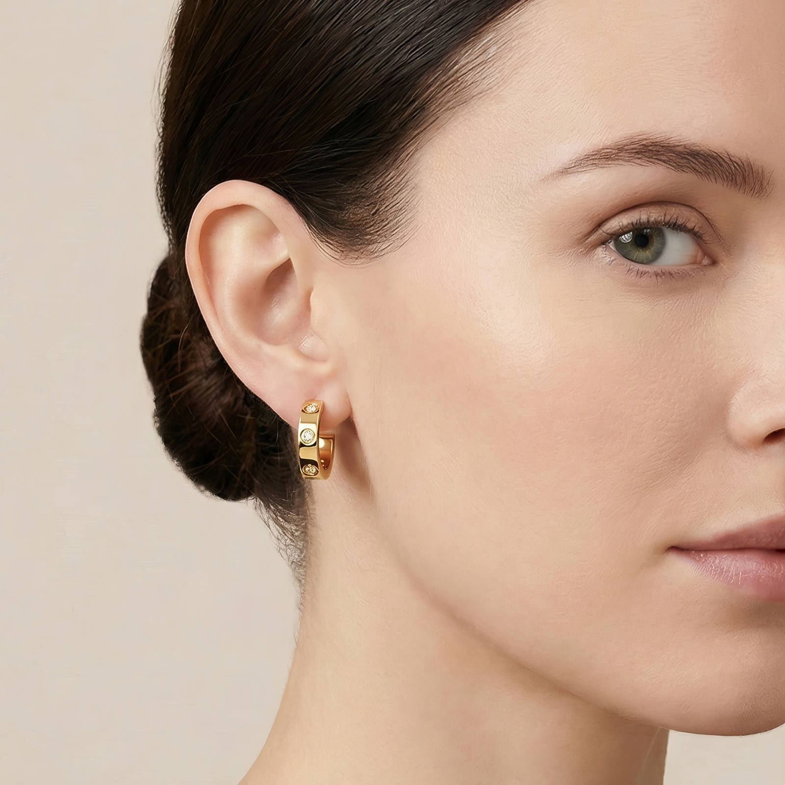Boucles d'oreilles créoles en acier inoxydable plaqué or 18K avec zircone cubique, fermeture hypoallergénique étanche, 1,5 x 0,3 cm.