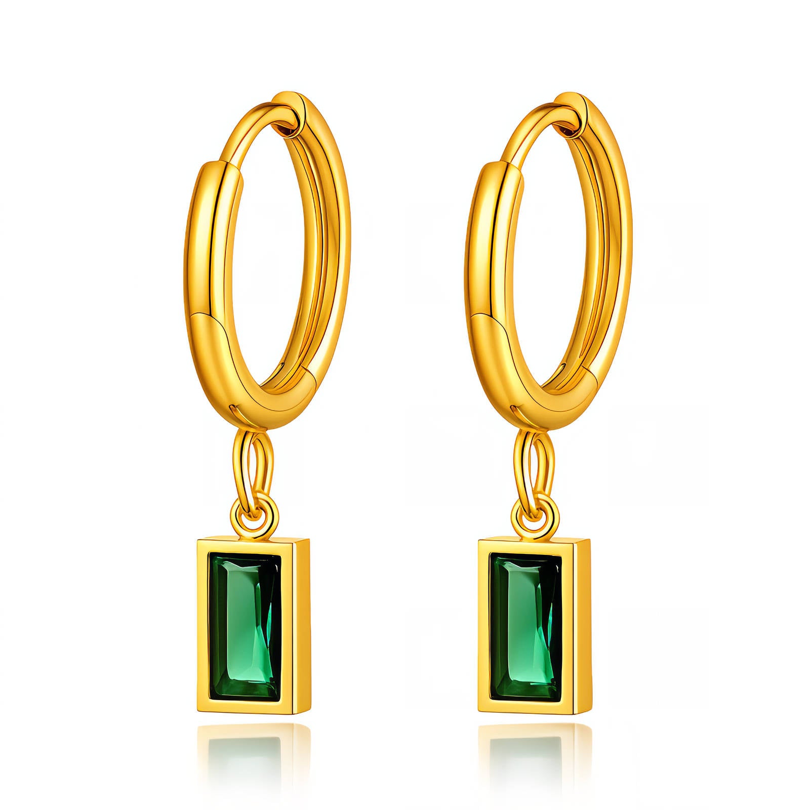 Boucles d'oreilles créoles en acier inoxydable plaqué or 18K avec zircone cubique verte, dimensions 2,5 x 1,5 cm. Imperméables et hypoallergéniques pour un confort optimal au quotidien.
