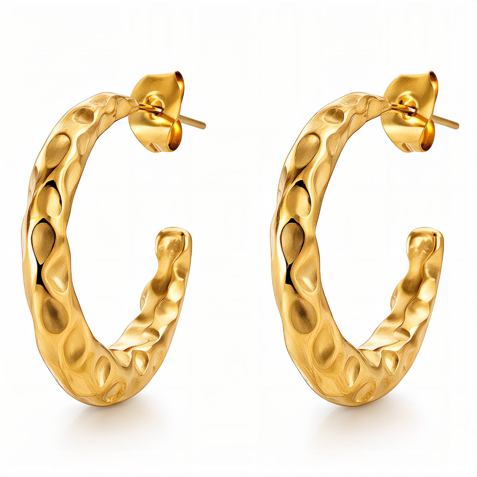 Boucles d'oreilles créoles en acier inoxydable plaqué or 18K, design texturé, dimensions 2,2 x 0,4 cm, imperméables et hypoallergéniques, fermeture à tige.