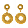 Boucles d'oreilles en acier inoxydable plaqué or 18K, design double cercle ajouré avec finition texturée. Fermeture à tige. Dimensions : 4,3 x 2,5 cm.