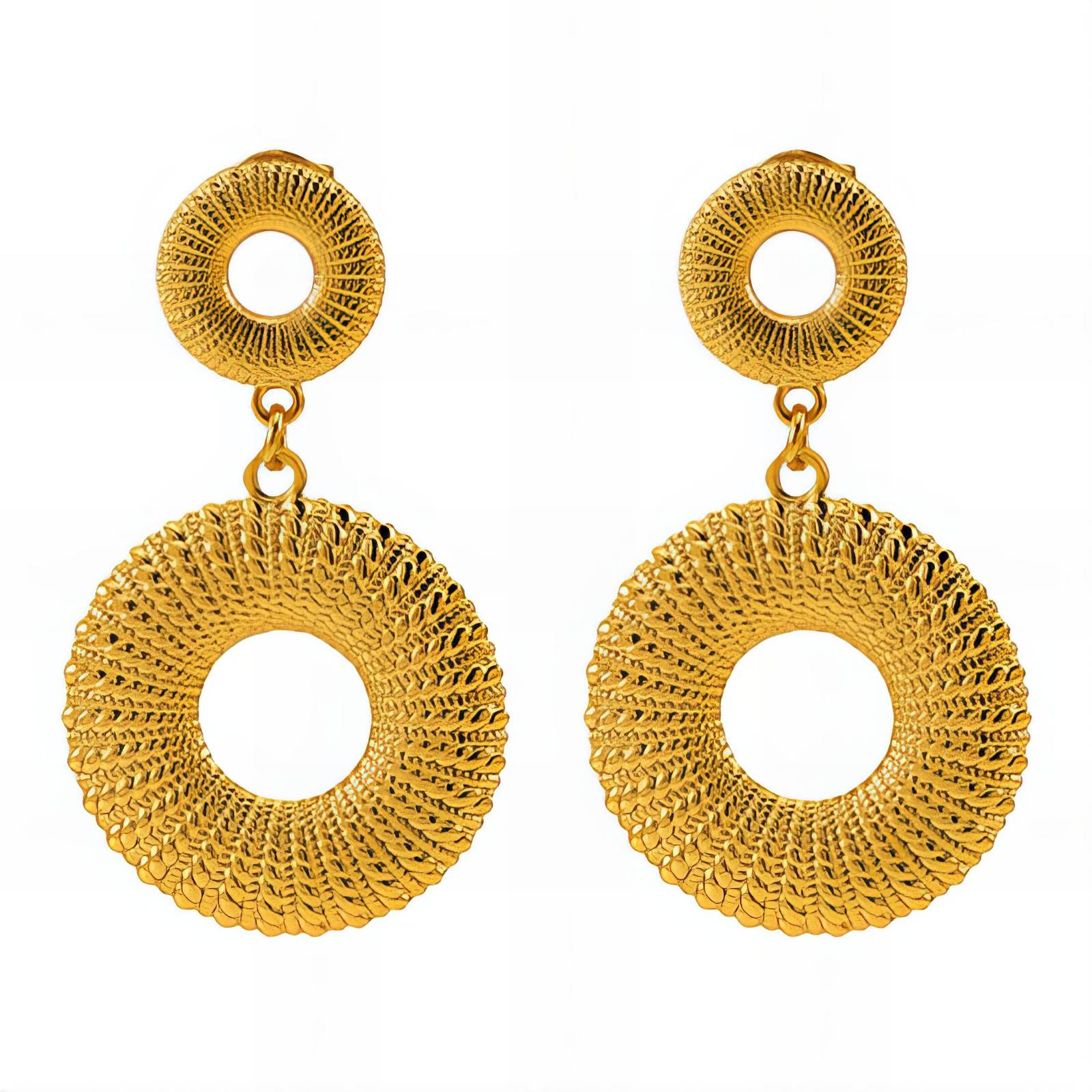 Boucles d'oreilles en acier inoxydable plaqué or 18K, design double cercle ajouré avec finition texturée. Fermeture à tige. Dimensions : 4,3 x 2,5 cm.