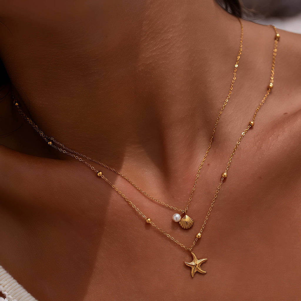 Collier multicouche doré avec pendentifs étoile de mer et coquillage, acier inoxydable plaqué or 18K, accent de perle, bijou hypoallergénique et étanche, chaîne 40-45cm + 5cm